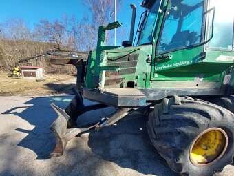 Vyvážecí traktor J. Deere 810 D - 11