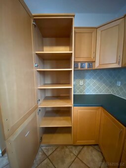 Moderní kuchyňská linka se spotřebiči - 11