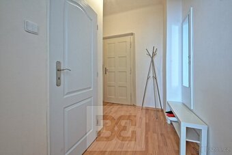 Prostorný a slunný byt 2+kk v klidné části centra Prahy - 11