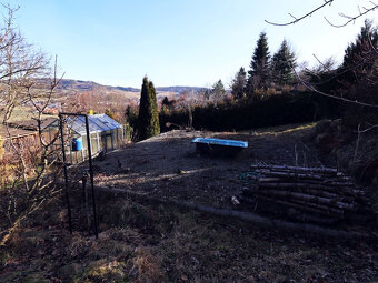 Prodej krajní zahrádky s chatkou v Sušici - 11