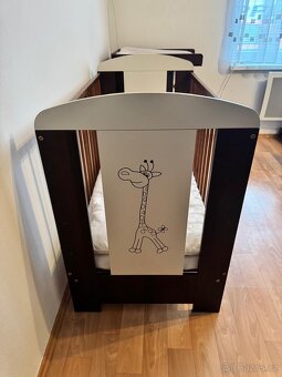 Přebalovací pult a postýlka Klupš Safari, ořech - bílá - 11