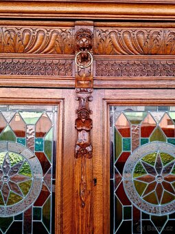 Starožitný vyřezávaný příborník s vitráží - 11