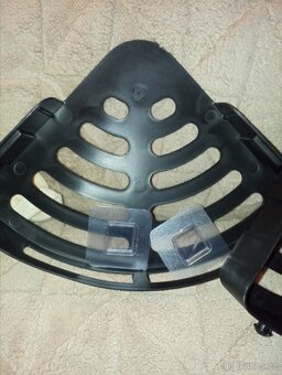 Nové rohové poličky do koupelny - 11