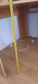 Rohový PC stůl s regály a policemi (vč. dvou zásuvek) - 11