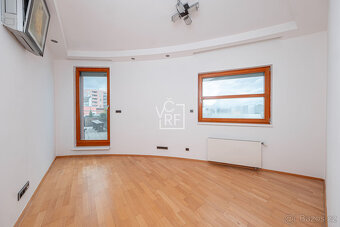 Prostorný střešní byt 3+1 s terasou - 90m2 + 30m2 terasa, Pr - 11