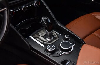 Alfa Romeo Giulia 2.0 Turbo 16V AT8-Q4 Estrema - 11