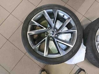 Škoda Superb iV sportline TSI 160kw/panorama/tažné/kamera - 11