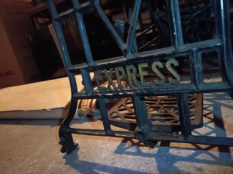 Šicí stroj Bobbin se starožitnou výbavou - 11