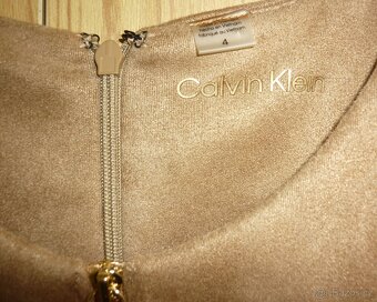 Semišové pouzdrové šaty Calvin Klein - 11