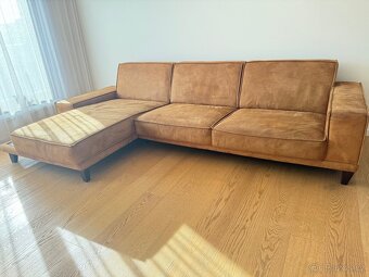 Prodávám luxusní čalouněnou sedačku v barvě karamel - 11