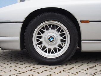 BMW 850i E31 1991 stříbrný celolak, najeto jen 122 600 km - 11