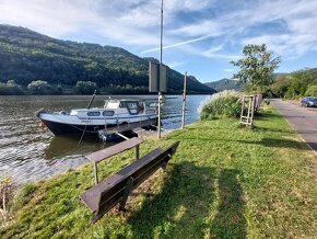 KAJUTOVÁ MOTOROVÁ LOĎ CRUISER  VČETNĚ KOTVIŠTĚ V SEBUZÍNĚ. - 11