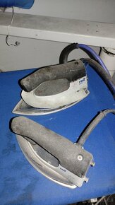 2x průmyslový žehlící stůl MACPI + žehličky + parní vyvíječ - 11