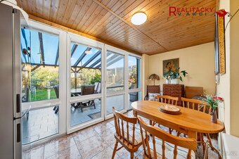 Rodinný dům s prostornou garáží, dílnou, vinným sklepem a vý - 11