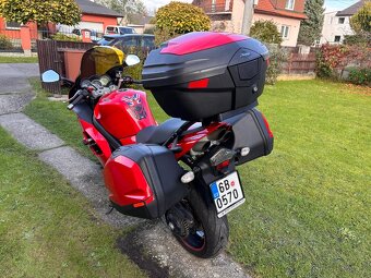 Triumph Sprint ST 1050 - 11