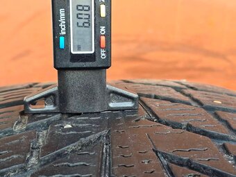 Zimní Nokian 215/65/16C + disky - 11