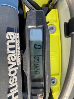 Prodám Husqvarna TE 300 TBI, model 2024, vynikající stav - 11