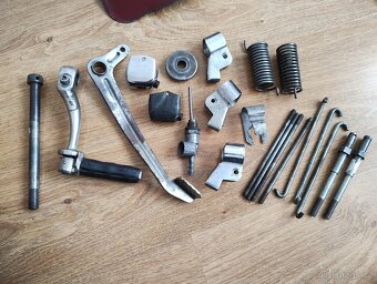 Prodám náhradní díly na motocykl JAWA 550 pařez a jawa 555 - 11