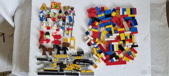 LEGO 90. LÉTA - HRADY PIRÁTI KOSMOS - SOUBOR DÍLŮ A FIGUREK - 11