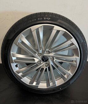 Superb R19 Originální letní sada z nového vozu - 11