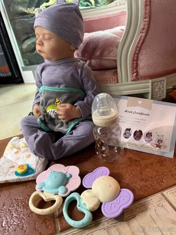 Realistické miminko v šedém overálku N.O.V.É. - 11