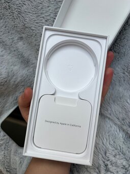iPhone 15, 256GB, Green - 11