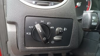 FORD FOCUS kombi 1.6i-74KW-benzín-GHIA - 11