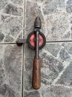 Starý samosvorný klíč - hasák a starou ruční vrtačku - 11