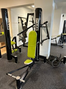 Vybavení fitness centra - posilovací stroje - 11