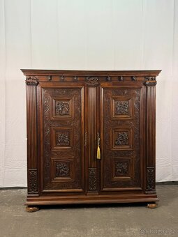 Starožitná vyřezávaná skříň (135030) - 11