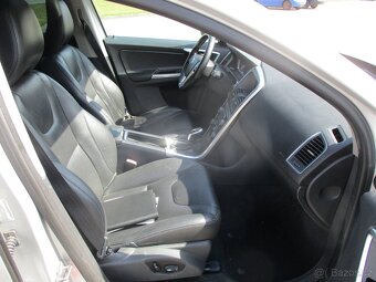 VOLVO XC60 2,4D4 Summum AWD Auto Pano Xen 2014 - 11