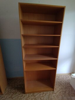 Křeslo, pohovky, psací stůl, policové skříně zdarma - 11