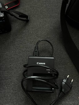 Canon EOS 2000D - 11