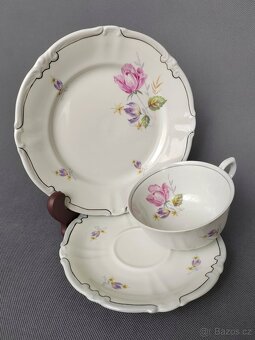 Klasická porcelánová čajová sada s jemným květinovým decorem - 11