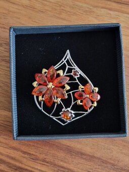 Nádherný nový set náušnic a přívěsku s jantarovými kytičkami - 11