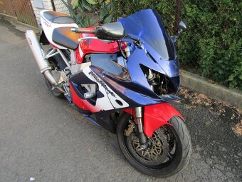 Honda CBR 900RR SC44 - 11