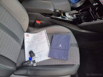 ZÁNOVNÍ PEUGEOT e2008 ALLURE 100kw naj.15.900km SoH 95% - 11