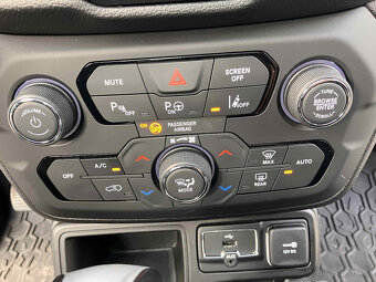 Jeep Renegade Panoramaticka strecha Limited - 11