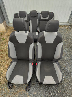 Sedačky, tapeci, koberec... Focus III - 11