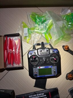 FPV dron + FPV bryle + baterie + nahradní díly - 11