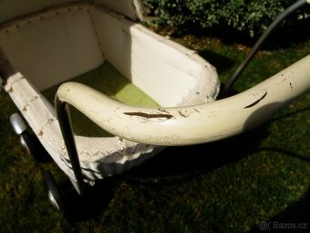 Starožitný kočárek po renovaci - 11