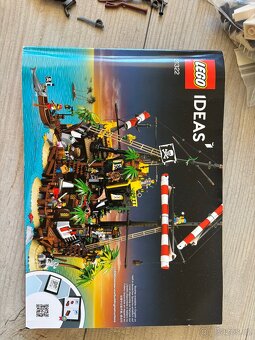 LEGO IDEAS PIRÁTI 21322 Zátoka pirátů z lodě Barakuda - 11