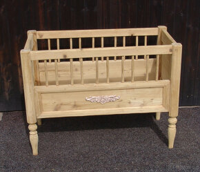 Starožitná dětská postýlka s řezbou - 11