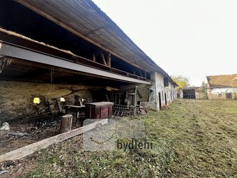 Stylový statek s uzavřeným dvorem a velkými přilehlými pozem - 11