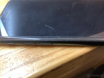 Rok používaný Apple iPhone SE (2022) 64GB černý, 87% baterie - 11