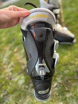 Lyže Fischer, lyžáky Salomon, hůlky, helma a brýle - 11