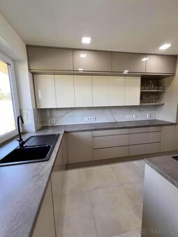 Novostavba 4+kk v přírodě, pozemek 1700m2 - 11