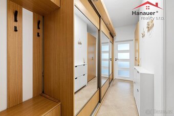 Prodej bytu 2+kk, 58 m2 s velkým balkonem a garážovým stáním - 11