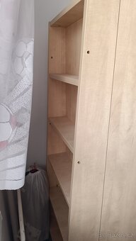 skřín, komoda, poličky, otevřena skříň a postel - 11