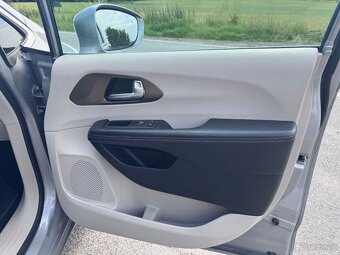 Chrysler Pacifica 3,6 Limited DVD 360 čočka 2017 DPH - 11